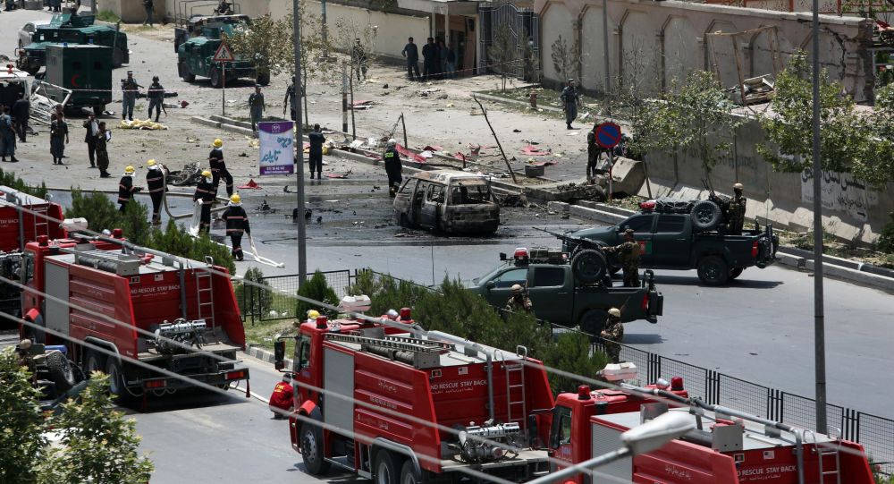 Uma forte explosão atingiu nesta segunda-feira, 13, um ônibus no centro de Cabul, na hora da saída do trabalho, formando uma espessa coluna de fumaça negra, informou um porta-voz da polícia; representante do Ministério do Interior afegão Sediq Sediqqi, em seu perfil no Twitter, publicou que uma mulher morreu e 8 pessoas ficaram feridas