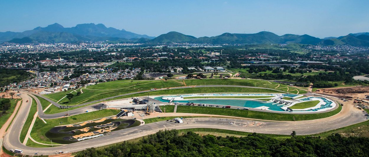 Vereadores da Comissão de Esportes da Câmara Municipal do Rio de Janeiro foram barrados em uma tentativa de vistoriar o Parque Radical, instalação que fez parte do Complexo Olímpico de Deodoro; eles esperaram por uma hora por um representante da Subsecretaria de Esporte e Lazer, que seria responsável por liberar a entrada; os guardas municipais que faziam a segurança do local impediram a entrada da comissão afirmando que não tinha chegado a eles a ordem de liberar o acesso