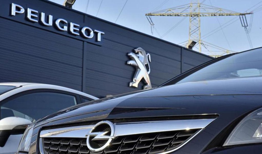 O grupo PSA, fabricante de veículos Peugeot e Citroen, acertou a compra da Opel da General Motors em um acordo que avalia a montadora em 2,2 bilhões de euros, anunciaram as companhias nesta segunda-feira, 6; acordo cria uma gigante regional que desafiará a líder de mercado Volkswagen