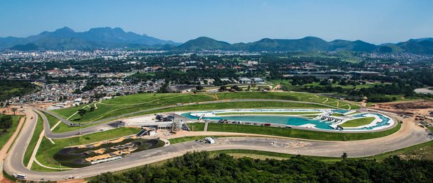 Vereadores da Comissão de Esportes da Câmara Municipal do Rio de Janeiro foram barrados em uma tentativa de vistoriar o Parque Radical, instalação que fez parte do Complexo Olímpico de Deodoro; eles esperaram por uma hora por um representante da Subsecretaria de Esporte e Lazer, que seria responsável por liberar a entrada; os guardas municipais que faziam a segurança do local impediram a entrada da comissão afirmando que não tinha chegado a eles a ordem de liberar o acesso