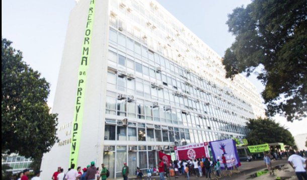 Em vídeo, o Movimento dos Trabalhadores Rurais Sem Terra (MST) explica os motivos da ocupação da sede do Ministério da Fazenda na manhã desta quarta-feira, 15; manifestação, feita em conjunto com movimentos sociais das frentes Povo Sem Medo e Brasil Popular, é parte dos ato dos do Dia Nacional de Mobilização e Paralisação contra a Reforma da Previdência; o integrante do MST Marco Antonio Baratto diz que a pauta de reivindicações, além da reforma previdenciária, é contra a reforma trabalhista e a retirada de direitos; assista