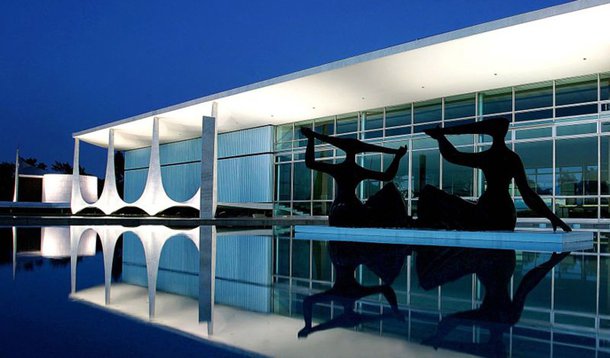 Apesar de Brasília (Distrito Federal) enfrentar a pior crise da história e passar por racionamento, o Palácio da Alvorada, residência oficial da Presidência da República, aumentou em 64,18% o consumo de água entre 2015 e 2016; de acordo com relatório obtido pela Lei de Acesso à Informação, apenas com água, o Alvorada gastou R$ 1,6 milhão no ano passado, R$ 640 mil a mais do que em 2015; o imóvel está desocupado e ainda aguarda a mudança definitiva de Michel Temer e sua família, sem previsão para ocorrer