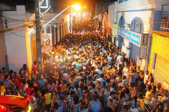Mais de mil policiais estarão distribuídos São Luís, São José de Ribamar, Paço do Lumiar e Raposa, para garantir a segurança dos foliões durante a realização do ‘Carnaval de Todos 2017’, que será realizado entre os dias 24 e 28 de fevereiro; do total, 360 estarão nos circuitos oficiais do Carnaval durante os dias de folia; para o melhor conforto dos foliões, a Secretaria de Segurança Pública irá realizar revistas minuciosas em 11 barreiras disciplinadoras montadas nas ruas de acesso ao circuito da Madre Deus