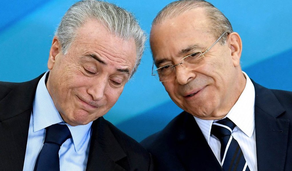 Jornalista Fernando Brito, do Tijolaço, diz que o papel para o qual a elite dominante escalou Michel Temer foi o de "mula"; "Pegar o poder com o golpe e entregar, depois, ao PSDB, já devidamente higienizado dos direitos dos pobres e com as medidas de depenamento do Estado brasileiro", afirma; "A mula, porém, está escandalosamente manca. (...) Ferida e só, aperta o passo para a entrega de sua principal encomenda: a reforma da previdência, na qual, como penduricalho, vem a reforma trabalhista"