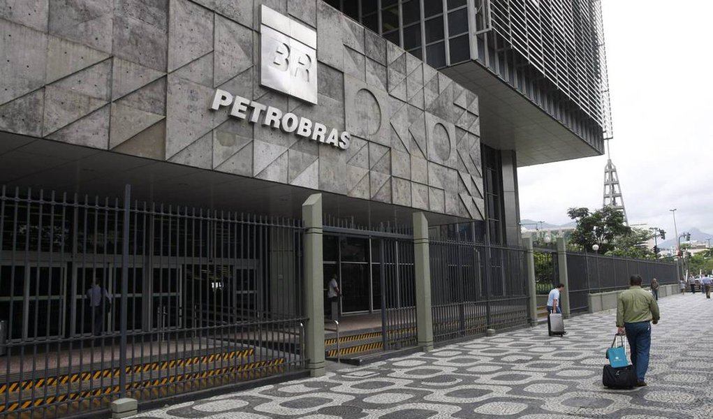 Comissão de Valores Mobiliários (CVM) determinou que a Petrobras refaça e reapresente as demonstrações financeiras anuais completas de 2013, 2014 e 2015, a fim de contemplar estornos de efeitos contábeis decorrentes da prática de contabilidade de hedge, que minimiza o impacto de oscilações cambiais em seu resultado financeiro; a Petrobras reitera que "as demonstrações financeiras da companhia relativas aos anos de 2013, 2014 e 2015 estão de acordo com as práticas contábeis adotadas no Brasil, assim como com as normas internacionais de contabilidade (IFRS) e foram auditadas por auditor independente"