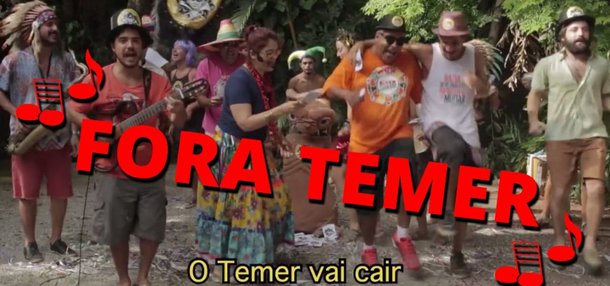 A pele negra, ao pular, manifesta o permanente grito de liberdade e da festa dos que não aceitam a escravidão de espécie alguma. O carnaval é a festa da carne da criatividade. Ah, quanta invenção, quanto arte, de novo menciono, de brio e de coragem de nosso povo