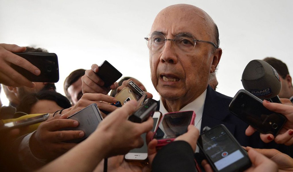 No dia em que o IBGE divulgou que o PIB de 2016 sofreu uma queda de 3,6%, aumentando para 7,2% a redução da economia em dois anos, na pior recessão da história, o ministro da Fazenda, Henrique Meirelles, tentou vender esperança; disse que o resultado é "reflexo do retrovisor"; ministro da Fazenda tem em mãos, entretanto, um estudo reservado que mostra que o PIB cairá também em 2017, pelo terceiro ano consecutivo; estimativa do governo é de que a economia recuará 1,1%