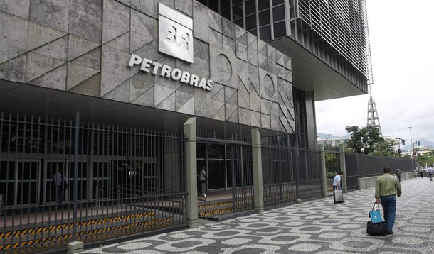 Comissão de Valores Mobiliários (CVM) determinou que a Petrobras refaça e reapresente as demonstrações financeiras anuais completas de 2013, 2014 e 2015, a fim de contemplar estornos de efeitos contábeis decorrentes da prática de contabilidade de hedge, que minimiza o impacto de oscilações cambiais em seu resultado financeiro; a Petrobras reitera que "as demonstrações financeiras da companhia relativas aos anos de 2013, 2014 e 2015 estão de acordo com as práticas contábeis adotadas no Brasil, assim como com as normas internacionais de contabilidade (IFRS) e foram auditadas por auditor independente"