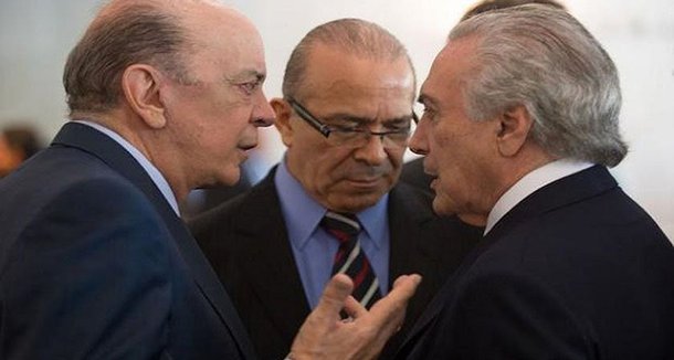 Em menos de 24 horas, mais dois ministros caíram por motivos de “saúde” no governo ilegítimo de Michel Temer (PMDB). Com a “licença” de Eliseu Padilha (PMDB-RS) da Casa Civil, agora são sete ministros defenestrados em 9 meses de golpe. Até mesmo um apedeuta percebe o derretimento do governo golpista com esse calor infernal que faz no trópico