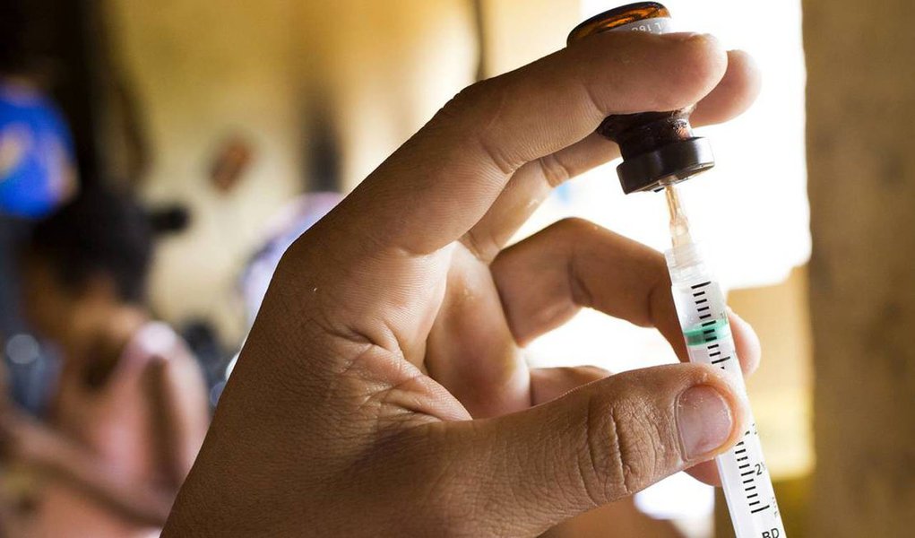 
A informação é do secretário municipal de Saúde, Carlos Eduardo; segundo ele, inicialmente, permanece o esquema de vacinação somente para pessoas que vão viajar para áreas de risco, onde já foram registrados casos de contaminação em humanos; “A prioridade nos próximos 15 dias continua sendo para pessoas que vão viajar para as áreas de risco. Isso é muito importante, porque não se trata de nenhuma emergência, não se trata de nenhuma urgência. É uma medida cautelar. Medida de prevenção para que a população fique tranquila em relação à febre amarela”, disse
