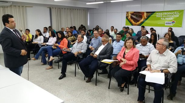 Durante reunião com os 19 Gestores Regionais da Agência Estadual de Pesquisa Agropecuária e Extensão Rural- AGERP, o secretário de Desenvolvimento Rural do estado do Piauí, Francisco Limma, dialogou e dividiu experiência sobre assistência técnica e extensão rural do estado vizinho; os encontros integram a programação de alinhamento com os gestores, que tem por objetivo discutir os pontos positivos e negativos do trabalho desenvolvido pelos profissionais nas regionais em todos os 217 municípios do estado, promovendo a sistematização das atividades que serão realizadas pela Agerp em 2017