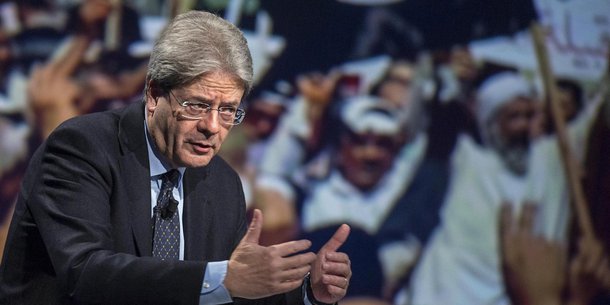 Senado da Itália aprovou nesta quinta-feira, 9, um projeto de lei que prevê a concessão de benefício assistencial de 400 a 480 euros mensais, cerca de R$ 1580, a famílias de baixa renda, parecido com o programa "Bolsa Família" criado pelo no governo do ex-presidente Lula; texto foi aprovado com 138 votos a favor, 71 contrários e 21 abstenções e já tinha recebido o aval da Câmara dos Deputados em julho do ano passado; "Foi aprovada a lei da #pobreza. É mais um passo para ajudar as famílias em dificuldades. O compromisso social é uma prioridade para o governo", comemorou o primeiro-ministro da Itália, Paolo Gentiloni