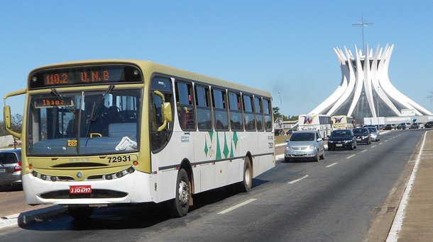 O colegiado do Conselho de Transporte Público Coletivo do Distrito Federal composto por 18 membros da sociedade civil, do Executivo e do empresariado é responsável por avaliar e opinar sobre políticas públicas focadas na melhoria da mobilidade urbana na capital do País; sem conceder gratificações aos futuros conselheiros, a previsão é que o governo de Brasília economize quase R$ 450 mil por ano; "Diante de um cenário de crise econômica, é uma economia razoável", afirmou o secretário de Mobilidade, Fábio Damasceno