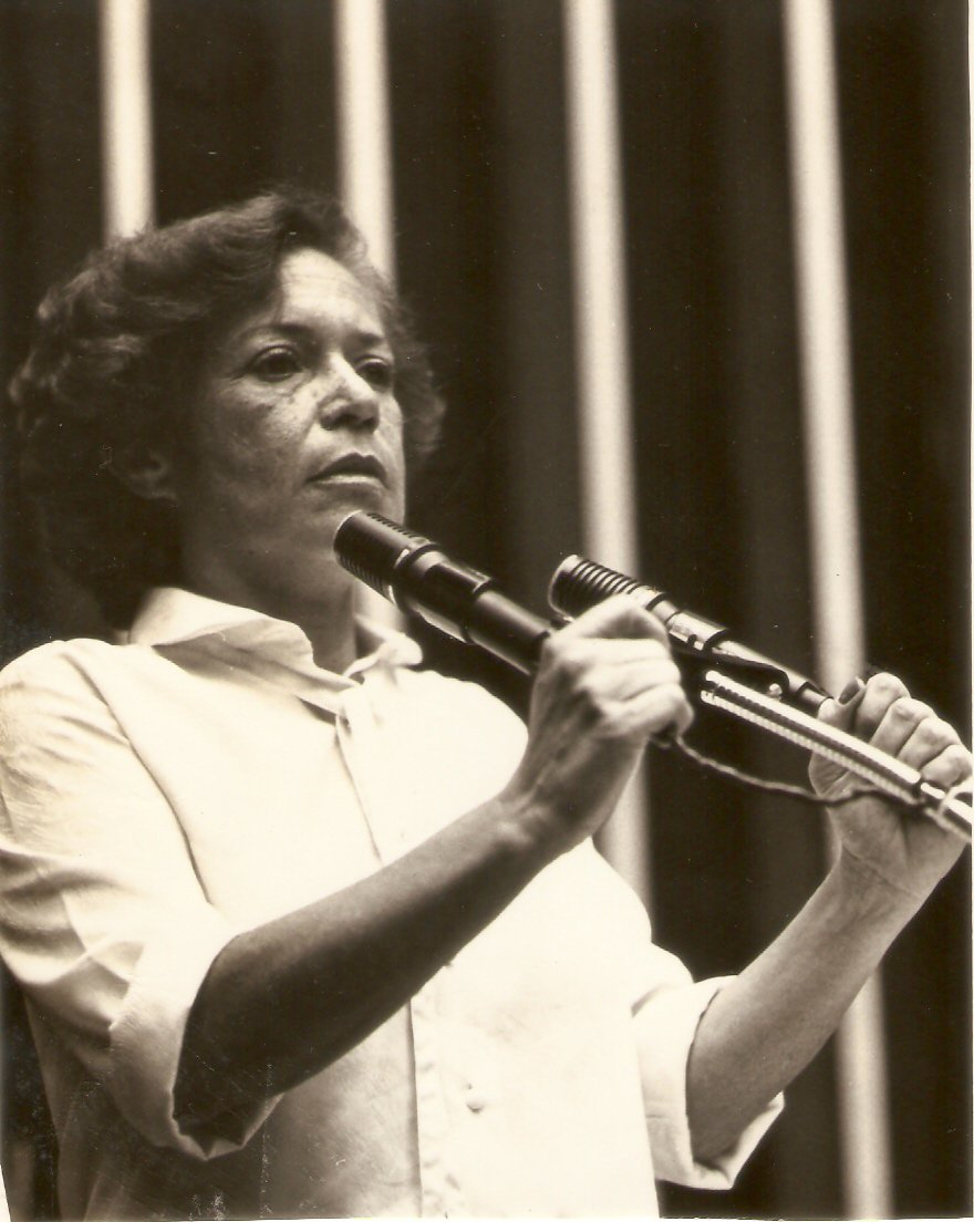 Neste dia em que exaltamos a luta feminina considero importante resgatar a memória dessa brava parlamentar pernambucana, a deputada Cristina Tavares, que entre 1978 e 1986 atuou como única mulher da bancada pernambucana no Congresso Nacional e que de maneira coerente e obstinada destacou-se na defesa dos direitos da mulher