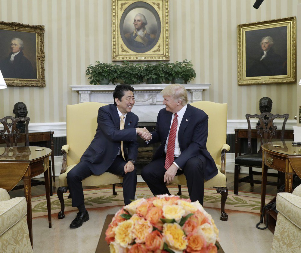 A abordagem dos Estados Unidos em relação à Coreia do Norte, que no domingo testou um míssil balístico, deve se tornar mais dura do que no passado, disse o primeiro-ministro do Japão, Shinzo Abe, nesta segunda-feira; "Acredito que a postura dos Estados Unidos em relação à Coreia do Norte irá se tornar muito mais dura, isso está claro", disse Abe em um programa de notícias da emissora NHK depois de se reunir com o presidente norte-americano, Donald Trump, nos EUA