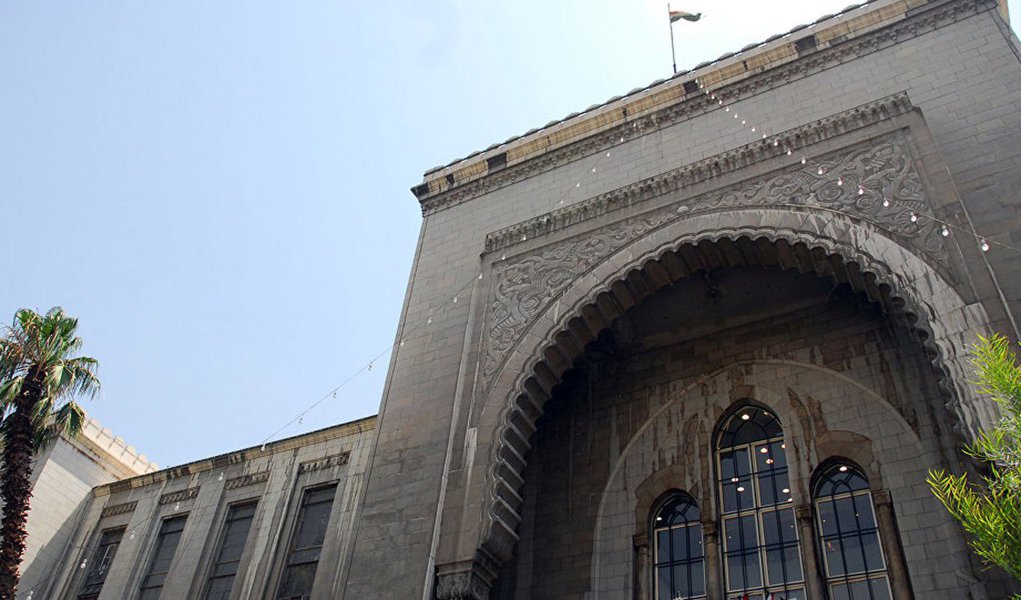 Dezenas de pessoas morreram ou ficaram feridas em um ataque suicida de um homem-bomba no prédio de um tribunal de Damasco nesta quarta-feira, de acordo com a mídia local síria nesta quarta-feira (15); segundo a mídia estatal, o agressor tinha como alvo o Palácio de Justiça, no centro de Damasco