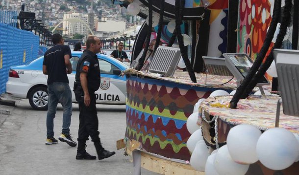 O acidente na Marquês de Sapucaí, que ocorreu no domingo de carnaval (26), deixou 20 pessoas foram imprensadas contra uma grade; o episódio deixou duas delas em estado grave, ainda hospitalizadas; foram indiciados o motorista do carro alegórico, o engenheiro responsável pelo projeto do carro, o diretor de alegoria e o diretor de carnaval da agremiação