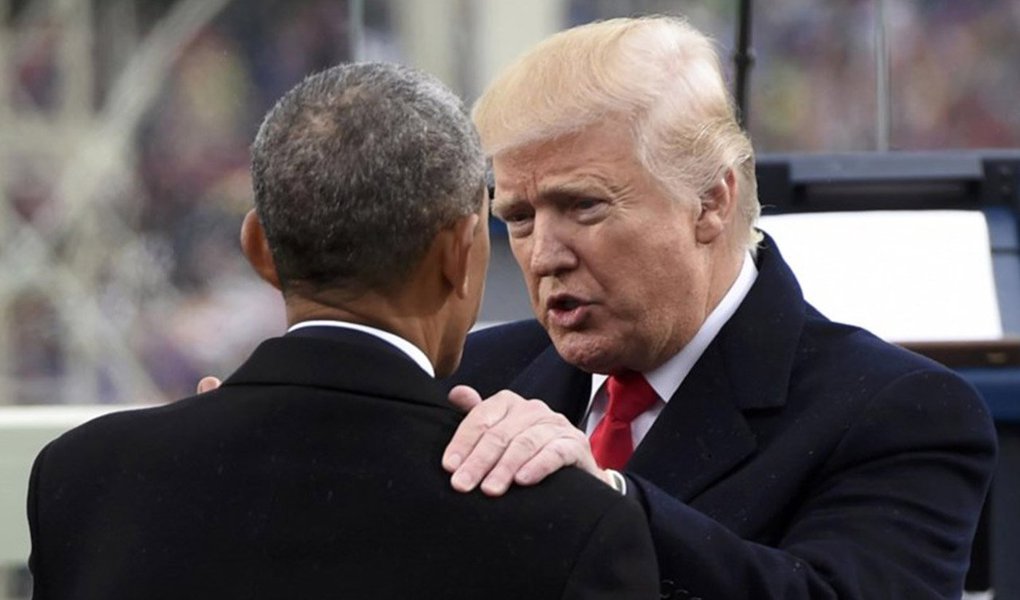 Presidente dos Estados Unidos, Donald Trump, acusou neste sábado o ex-presidente Barack Obama de grampeá-lo em outubro, durante o fim da campanha presidencial, mas não ofereceu evidências que suportem sua acusação; "Quão baixo o presidente Obama foi ao grampear as minhas ligações durante o muito sagrado processo eleitoral. Isso é como Nixon/Watergate. Cara mau (ou doente)", disse Trump em uma série de tuítes