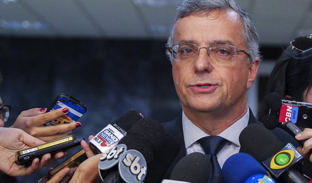 A Caesb, empresa responsável pelo abastecimento de água no Distrito Federal, afirmou que pode "endurecer" o racionamento de água se a crise hídrica ficar mais grave; de acordo com presidente da companhia, Maurício Luduvice, se piorar a situação no reservatório do Descoberto, uma alternativa seria ampliar o período do corte de água para cada região da cidade que, atualmente, é de um dia por semana