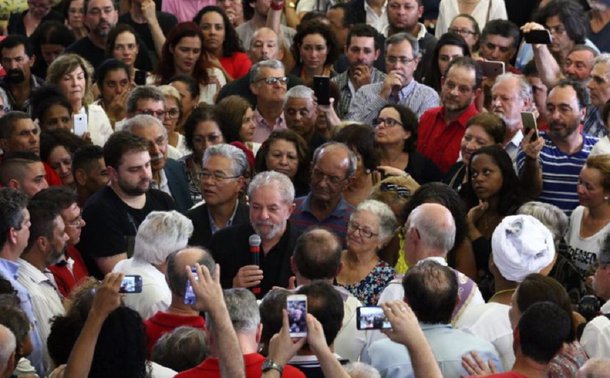 "Então ficamos combinados que Lula deveria ter permanecido calado no velório de Marisa Letícia. Assim declaram os fiscais do luto. O Brasil dos cidadãos de bem está denunciando o “uso político” que ele fez do ato ecumênico no enterro de sua mulher em São Bernardo do Campo", diz o jornalista Kiko Nogueira, do Diário do Centro do Mundo; "Quando Eduardo Campos morreu, a candidatura de seu filho foi lançada no mesmo dia. Esses são apenas exemplos recentes. Mas eles podem", lembra o jornalista