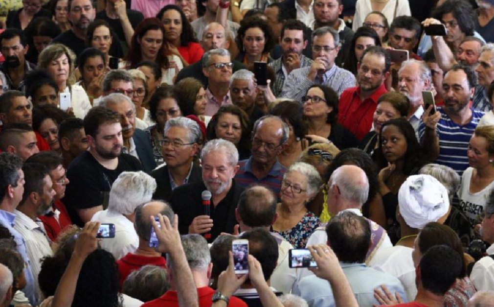 "Então ficamos combinados que Lula deveria ter permanecido calado no velório de Marisa Letícia. Assim declaram os fiscais do luto. O Brasil dos cidadãos de bem está denunciando o “uso político” que ele fez do ato ecumênico no enterro de sua mulher em São Bernardo do Campo", diz o jornalista Kiko Nogueira, do Diário do Centro do Mundo; "Quando Eduardo Campos morreu, a candidatura de seu filho foi lançada no mesmo dia. Esses são apenas exemplos recentes. Mas eles podem", lembra o jornalista