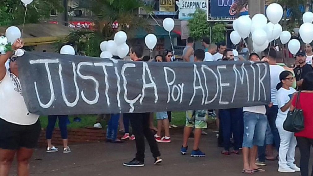 Trinta dias depois, o provável assassinato de Ademir Gonçalves Costa, de 39 anos, continua sem explicações. Oficialmente, a Polícia Federal da cidade fronteiriça com o Paraguai aguarda que os peritos e legistas de Curitiba definam a causa mortis; Ademir morreu no sábado, 28 de janeiro, depois de ser retido na guarita da Receita Federal, na Ponte Internacional da Amizade (PIA), em Foz do Iguaçu (PR), quando voltava de Ciudad del Este, na garupa de um mototaxista; após ser detido, tendo reagido, foi jogado ao chão e algemado com as mãos nas costas, como filmaram alguns transeuntes