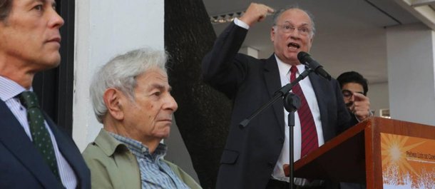 Jornalista Luis Nassif afirma que Raduan Nassar, escritor premiado com o Camões nesta sexta-feira, "está acima do bem e do mal", assim como outros ícones da cultura brasileira, como Ariano Suassuna e Gilberto Freire; "No entanto, despertou a petulância de um pigmeu intelectual como (Roberto) Freire, que rebateu com o único bordão de que se vale nas suas pendengas: é coisa do petismo"