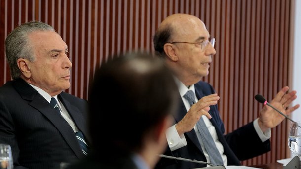 Em discurso na abertura de reunião sobre a reforma da Previdência, Michel Temer disse usou a aprovação da privatização da Cedae pela Alerj como exemplo para o País; já o ministro da Fazenda, Henrique Meirelles, disse que o Brasil dá "sinais sólidos de recuperação", com a subida e a valorização da Bolsa de Valores, o ganho de valores que tiveram o Banco do Brasil, a Petrobras, a Vale, e com a queda do risco Brasil e do dólar; "Tudo isso é mensagem de confiança no ajuste e nas reformas que estamos fazendo. É um apoio profundo às mudanças fundamentais. Todas as reformas disponibilizarão recursos para a sociedade brasileira. Crescimento dos gastos geraria crise, não fosse esse tipo de medida tomada"
