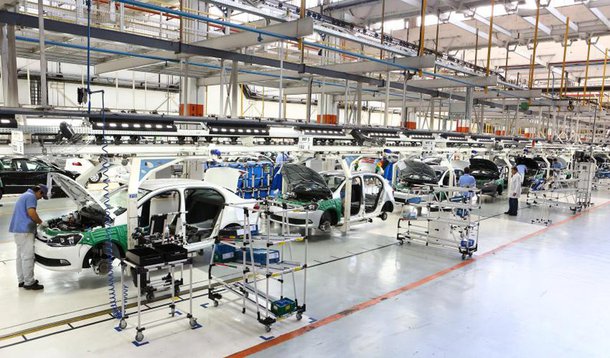 Levantamento do Instituto de Estudos para o Desenvolvimento Industrial (Iedi), com base em dados de produção industrial IBGE mostra que nos últimos três anos, a crise da economia brasileira reduziu entre 50% e 66% a produção de oito segmentos industriais; outros 25 subsetores tiveram retração entre 25% e 49%; último trimestre de 2016 mostrou uma situação muito diversa na indústria: se um quarto dos setores já cresceu mais de 5% em relação ao último trimestre de 2015, a produção de outro quarto ainda caiu 10% ou mais na mesma comparação