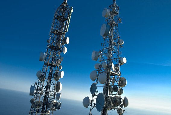 "Num momento de grave crise econômica, propõe-se pelo projeto entregar a infraestrutura das telecomunicações nacionais, representada por um patrimônio de bilhões de reais, pertencentes à União, a grupos empresariais que não têm demonstrado competência gerencial e operacional na prestação adequada de serviços à população", critica em nota o tradicional clube de engenharia sobre a proposta do governo Temer