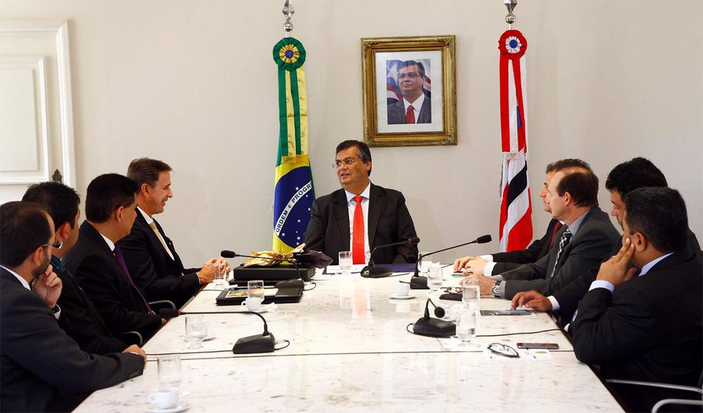 O governador Flávio Dino recebeu, no Palácio dos Leões, o presidente do Banco da Amazônia (BASA), Marivaldo Gonçalves de Melo, para assinatura do protocolo de intenções para impulsionar os negócios sustentáveis no Maranhão; o convenio prevê a aplicação R$ 385 milhões, que deverão atender os diversos ramos da agricultura e pecuária e, assim, impulsionar a economia e geração de emprego e renda no estado