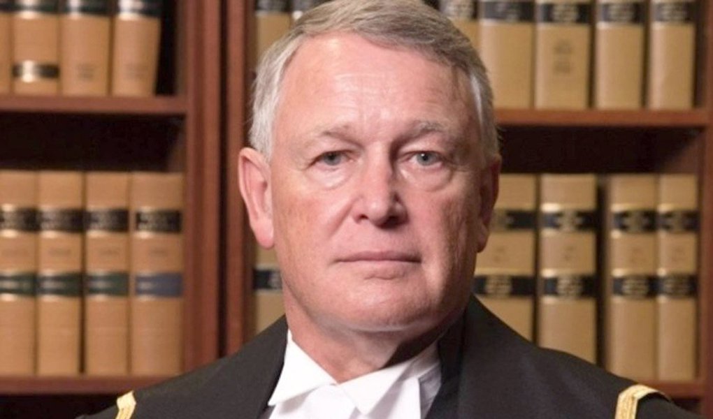 Robin Camp renunciou ao cargo nesta quinta-feira (10) após uma análise do Conselho Judicial do Canadá concluir que a atitude dele prejudicou seriamente a confiança da população no Judiciário; em 2014, o magistrado perguntou a uma vítima de estupro "por que você não pôde simplesmente manter seus joelhos juntos?". Com a repercussão negativa do caso, ele pediu demissão e a ministra federal da Justiça, Jody Wilson-Raybould, aceitou sua renúncia