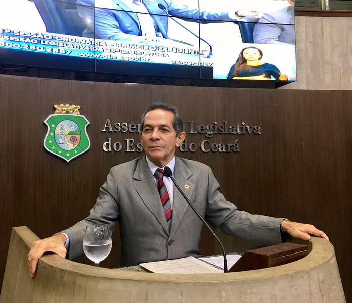 O deputado estadual Heitor Férrer (PSB) deu entrada, nesta segunda-feira (22), em representação na Procuradoria Geral de Justiça do Ministério Público Estadual e no Ministério Público Federal pedindo a exoneração dos secretários Arialdo Pinho e Antônio Balhmann, citados na delação da JBS por recebimento de propina. "Tais condutas não se apresentam como dignas para um Secretário de Estado, que deveria estar servindo a sociedade cearense de forma lícita", disse