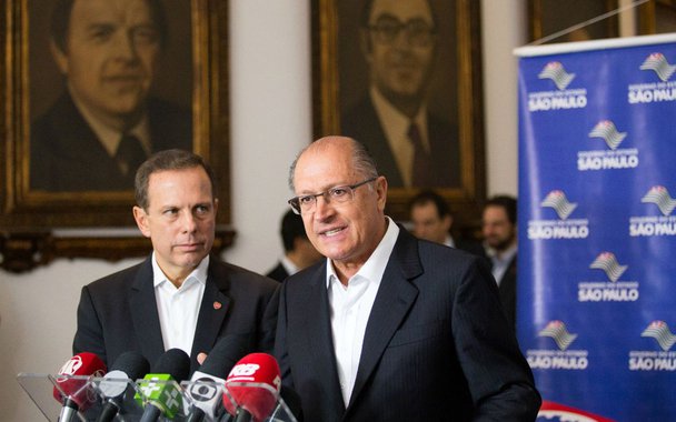 "Alckmin, com uma candidatura Dória, perde grande parte de seu já modesto lastro eleitoral no conservadorismo paulista. Castigo para quem trouxe a cobra para o ninho e para um partido que cevou e estimulou a histeria coxinha, da qual Doria é a mais perfeita tradução", analisa o editor do Tijolaço, sobre o anúncio do prefeito de São Paulo, João Doria (PSDB), de que admite sair do PSDB para disputar a presidência; "Para quem achava que José Serra e Aécio Neves eram o pior em controle da máquina partidária que podia ocorrer entre os tucanos, Doria mostra que é possível mais, muito mais", diz Fernando Brito