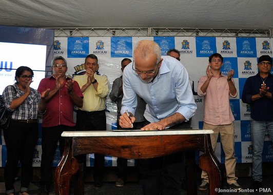 Em solenidade realizada no local onde as melhorias serão executadas, diante de dezenas de moradores, o prefeito destacou que, ao iniciar a obra, está honrando o compromisso firmado com a comunidade ainda no ano passado, antes mesmo de ser eleito. "Lutei por esta obra e, mesmo diante da crise da prefeitura, já iremos iniciá-la", destacou