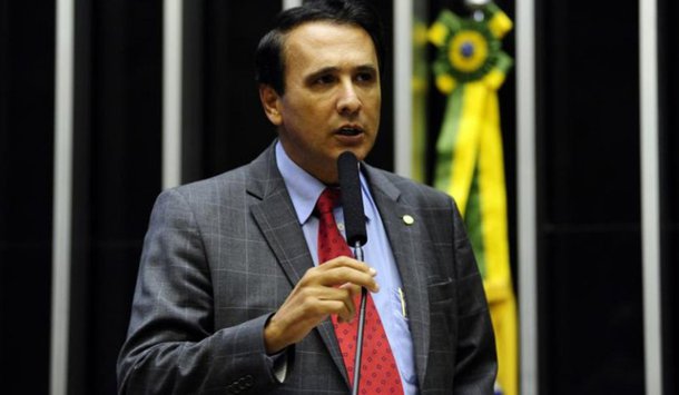 Citado na delação de Rossine Ayres Guimarães, proprietário da Construtora Rio Tocantins, o deputado federal Carlos Gaguim (Podemos-TO), alvo da Operação Ápia, afirmou ser vítima de calúnia; parlamentar acrescentou que, no período em que governou o Tocantins, no qual exerceu mandato de 14 meses, a empresa não venceu licitação alguma e as obras em curso foram contratadas pela gestão anterior; congressista disse ser alvo de “denúncias infundadas” e reafirmou o seu “repúdio a qualquer manifestação caluniosa e sem provas”; operação investiga fraudes em licitações para obras em rodovias