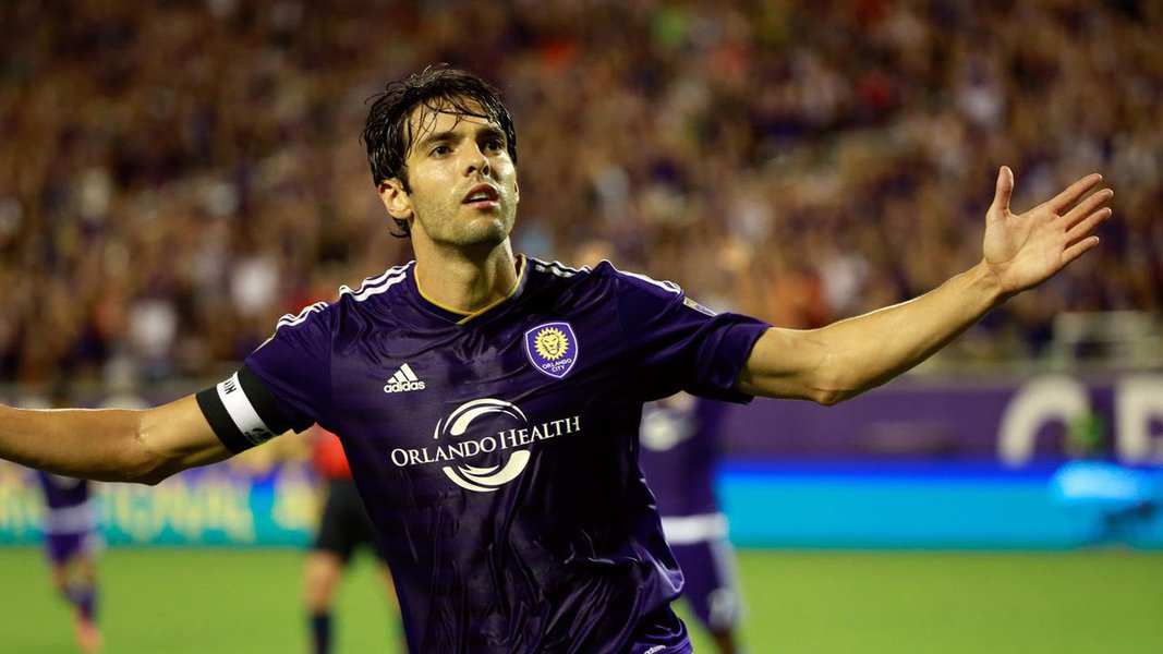 O meio-campista do Orlando City Kaká é o jogador mais bem pago da Major League Soccer pelo terceiro ano consecutivo, com mais de 7 milhões de dólares em ganhos anuais; o brasileiro, que não joga desde que sofreu uma lesão na coxa no primeiro jogo da temporada do Orlando no início de março, vai ganhar 7,2 milhões de dólares em remuneração total em 2017