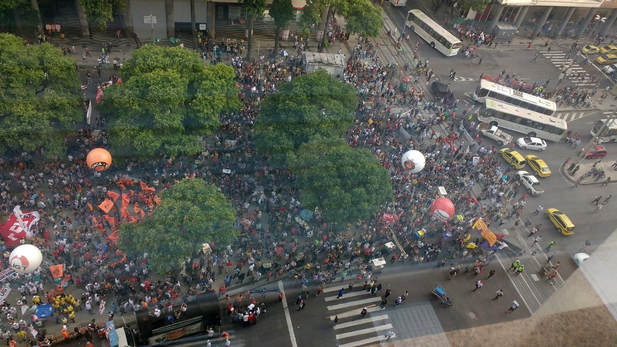 Representantes de diversas categorias fazem um protesto na tarde desta quarta-feira (15), na Candelária, no Centro do Rio, como parte da greve geral mobilizada em todo o país contra as reformas da Previdência e trabalhista, propostas pelo governo Michel Temer; centenas de pessoas ocupam a praça, com cartazes e bandeiras. Bancários, professores, engenheiros, petroleiros, portuários, profissionais da área de saúde, representantes do movimento de apoio à Universidade do Estado do Rio de Janeiro (Uerj), servidores da Cedae e de outros órgãos estaduais estão entre os que participam do ato