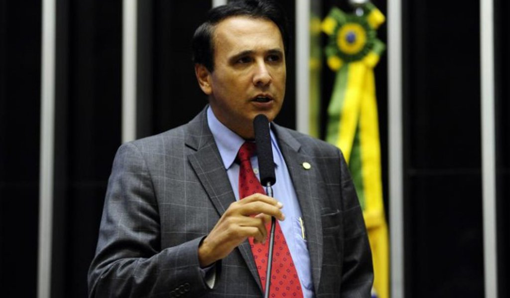 Citado na delação de Rossine Ayres Guimarães, proprietário da Construtora Rio Tocantins, o deputado federal Carlos Gaguim (Podemos-TO), alvo da Operação Ápia, afirmou ser vítima de calúnia; parlamentar acrescentou que, no período em que governou o Tocantins, no qual exerceu mandato de 14 meses, a empresa não venceu licitação alguma e as obras em curso foram contratadas pela gestão anterior; congressista disse ser alvo de “denúncias infundadas” e reafirmou o seu “repúdio a qualquer manifestação caluniosa e sem provas”; operação investiga fraudes em licitações para obras em rodovias