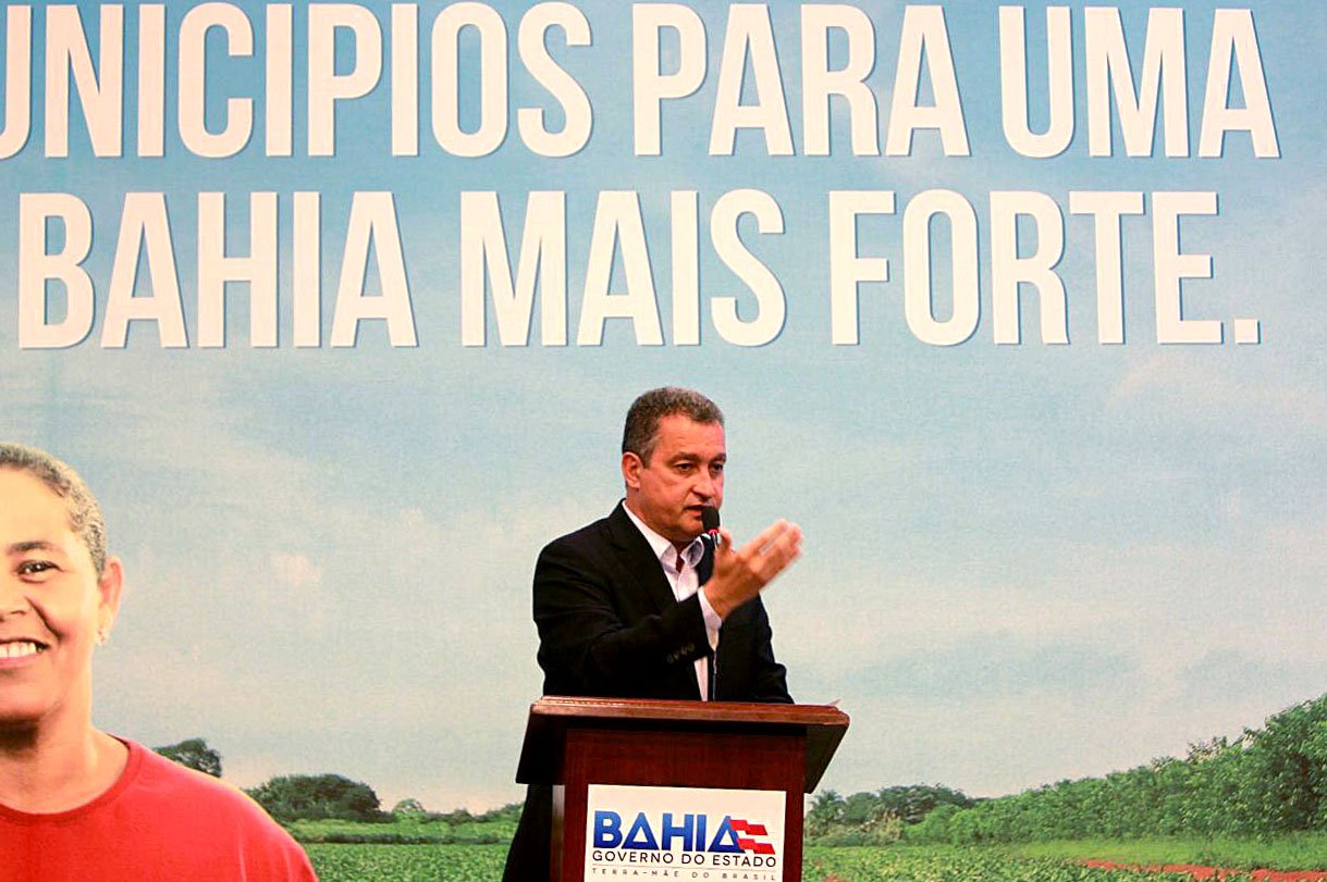Em evento realizado na União dos Municípios da Bahia, em Salvador, nesta quarta-feira, o governador Rui Costa assinou a adesão do Estado ao programa Garantia-Safra – que destina renda mínima para até 345 mil famílias que perderem a lavoura - e anunciou novas ações do Bahia Mais Forte; serão mais R$ 70 milhões para a agricultura familiar; mais da metade dos investimentos anunciados nesta quarta-feira será aplicada no programa Garantia-Safra; serão R$ 47 milhões direcionados para o seguro; para Rui Costa, o programa "é importante porque significa recursos que entram nos municípios baianos para as famílias dos agricultores no caso de uma seca, como a que tivemos no último ano"