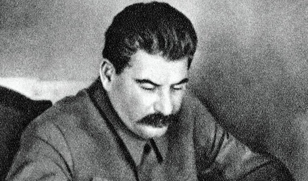 A Revolução de 27 de Fevereiro foi a primeira fase da Revolução Russa de 1917. Os movimentos daquele ano transformaram a Rússia e o mundo, e desde então têm repercutido intensamente também no Brasil; especialista Diego Pautasso comenta