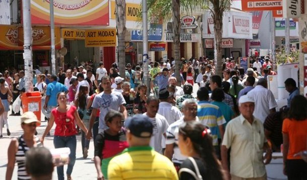 A queda das vendas no setor e varejo registrado no mês de outubro em Alagoas foi de 4,5% com relação ao mês de setembro quando houve um crescimento de 12,6%; em todo o país houve um recuo de 0,3% das vendas, o que resultou para o mercado alagoano a segunda maior queda do país, ficando apenas atrás do estado de Roraíma, que teve uma queda de 5,2%