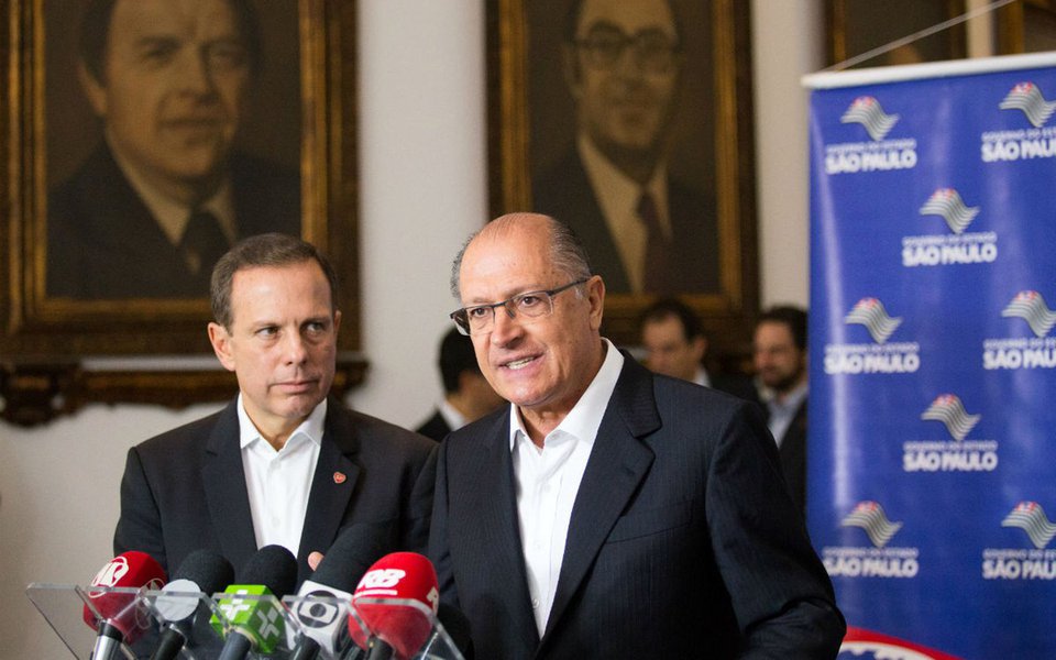 "Alckmin, com uma candidatura Dória, perde grande parte de seu já modesto lastro eleitoral no conservadorismo paulista. Castigo para quem trouxe a cobra para o ninho e para um partido que cevou e estimulou a histeria coxinha, da qual Doria é a mais perfeita tradução", analisa o editor do Tijolaço, sobre o anúncio do prefeito de São Paulo, João Doria (PSDB), de que admite sair do PSDB para disputar a presidência; "Para quem achava que José Serra e Aécio Neves eram o pior em controle da máquina partidária que podia ocorrer entre os tucanos, Doria mostra que é possível mais, muito mais", diz Fernando Brito