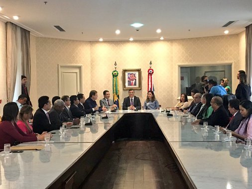 A política de combate à violência contra a mulher passa a contar com dois importantes órgãos, criados pelo Governo do Estado, para somar nas ações da Segurança Pública. No Dia Internacional da Mulher, o governador Flávio Dino assinou decretos instituindo o Departamento de Feminicídio e a Coordenadoria das Delegacias de Atendimento e Enfrentamento à Violência contra a Mulher (Codevim); as instituições integram a estrutura da Delegacia Geral de Polícia Civil tendo como foco qualificar o atendimento à mulher vítima e intermediar processos com os demais órgãos da Segurança