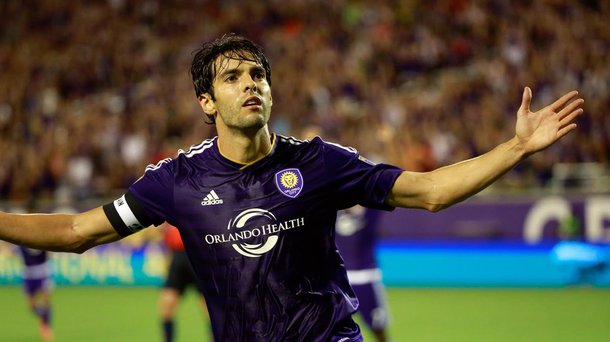 O meio-campista do Orlando City Kaká é o jogador mais bem pago da Major League Soccer pelo terceiro ano consecutivo, com mais de 7 milhões de dólares em ganhos anuais; o brasileiro, que não joga desde que sofreu uma lesão na coxa no primeiro jogo da temporada do Orlando no início de março, vai ganhar 7,2 milhões de dólares em remuneração total em 2017