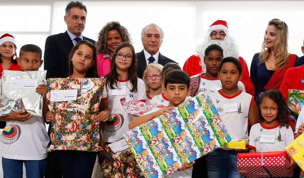 O fracasso econômico do governo de Michel Temer atinge até o fim de ano do bom velhinho; os shoppings centers devem pagar até 20% menos para os Papais Noéis neste fim de ano; curso especializado na formação dos profissionais que interpretam a figura natalina dizem ainda que há dificuldades até para comprar o veludo importado com o qual as fantasias são confeccionadas
