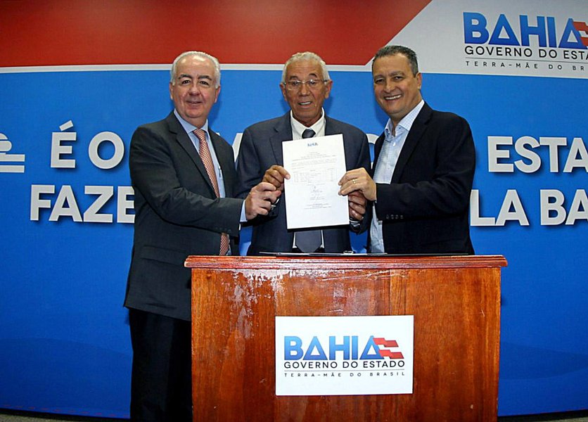 Mais três mil quilômetros de estradas serão recuperados por meio de oito consórcios formados por 126 municípios baianos; os contratos foram assinados nesta quarta-feira (24) pelo governador Rui Costa e pelos presidentes dos consórcios; ao todo, somando parcerias que já estão em execução, são dez consórcios abrangendo 160 cidades; Rui destacou que estão sendo investidos quase R$ 15 milhões por meio dos consórcios; "Alguns já começaram os serviços e, para os mais eficientes, nós vamos acelerar e ampliar os contratos. Inclusive, vamos equipar alguns com usinas de asfalto"