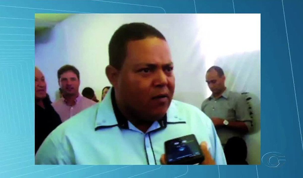 Os desembargadores do Tribunal Regional Eleitoral de Alagoas (TRE/AL), de forma unânime, afastaram o prefeito de Santa Luzia do Norte, município da Grande Maceió, Edson Mateus da Silva, e o vice, José Ailton do Nascimento; foi determinado ainda a posse imediata do presidente da Câmara Municipal até que ocorram novas eleições; afastamento teve como base quatro fatos: promessa de transporte gratuito através de uma empresa, promessa de vantagens a eleitores específicos por meio de whatsapp, distribuição de material de construção e promessa de entrega de CNHs