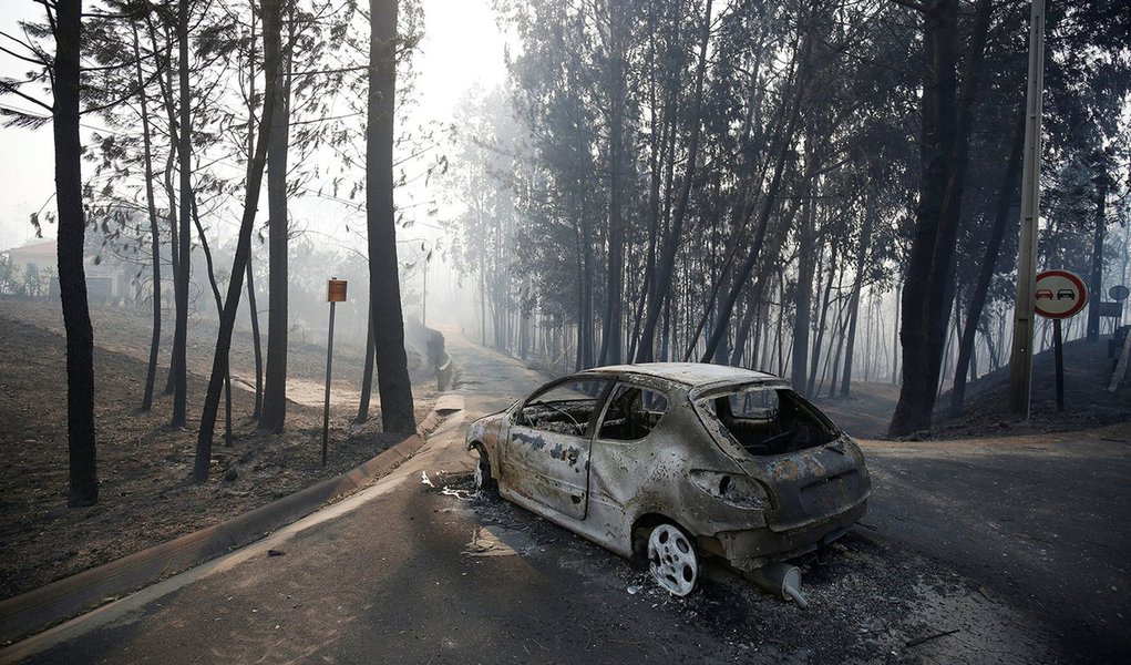"A dimensão deste fogo foi tal que não temos memória de tal tragédia humana", disse o primeiro-ministro Antonio Costa quando chegou a Pedrogão Grande, uma área montanhosa cerca de 200 km a nordeste de Lisboa; ele disse ser vital se concentrar na prevenção de novos incêndios, em meio a uma contínua onda de calor, ventos fortes e falta de chuva, e também advertiu que o número de vítimas pode aumentar