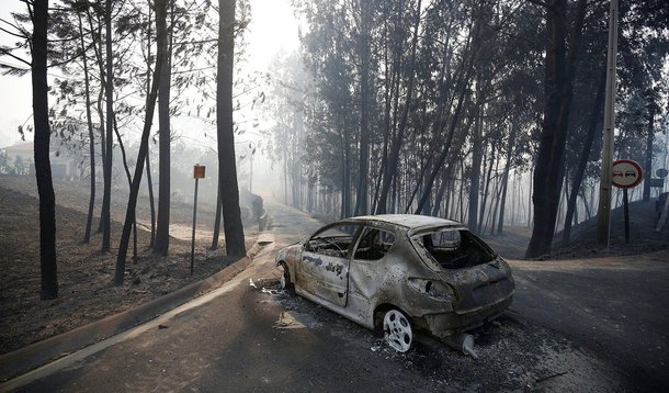 "A dimensão deste fogo foi tal que não temos memória de tal tragédia humana", disse o primeiro-ministro Antonio Costa quando chegou a Pedrogão Grande, uma área montanhosa cerca de 200 km a nordeste de Lisboa; ele disse ser vital se concentrar na prevenção de novos incêndios, em meio a uma contínua onda de calor, ventos fortes e falta de chuva, e também advertiu que o número de vítimas pode aumentar